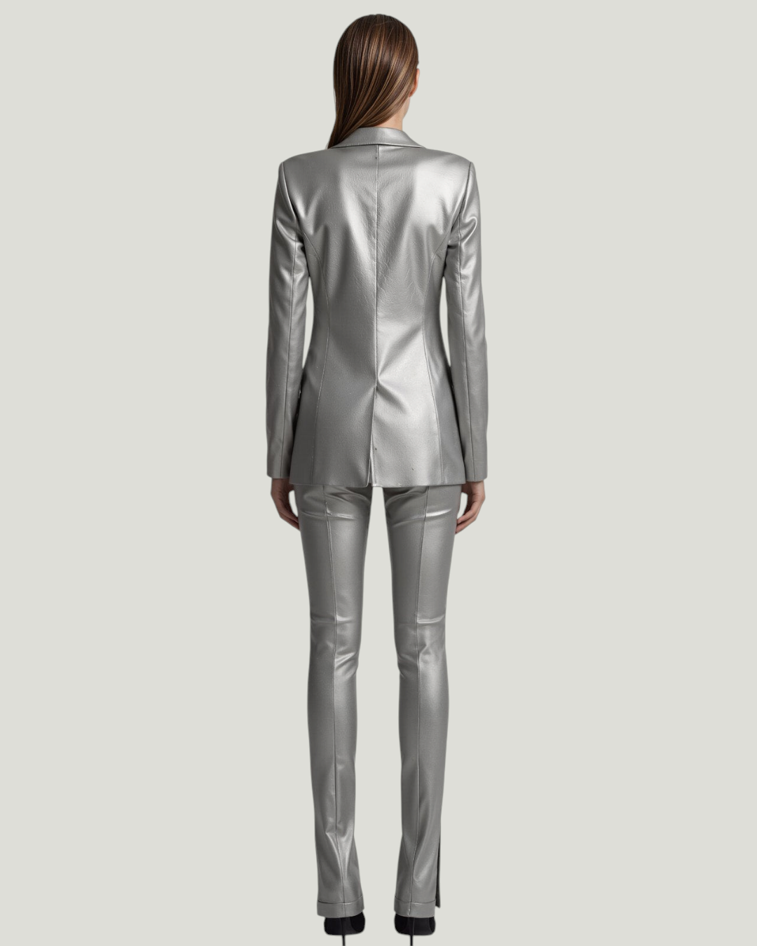 Mademoiselle Ambitious getailleerde zilveren blazer van imitatieleer met één knoop, achterkant gezien op een model.