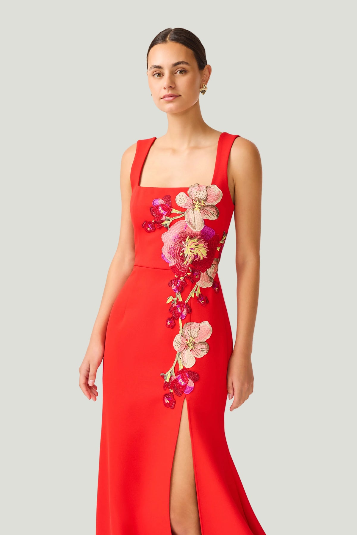 Mademoiselle Ambitious Fleurisca Embroidered Gown in rood met bloemenborduurwerk – foto 14