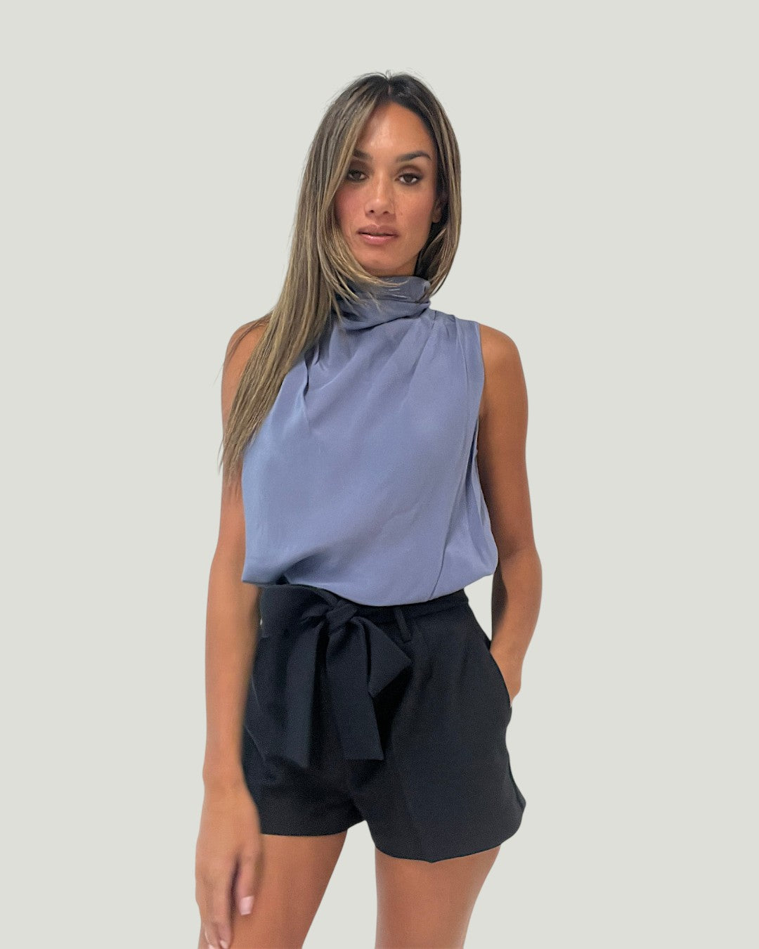 Mademoiselle Ambitious Pia Top, mouwloze zijden top in ochtendblauw met ronde hals – foto 3