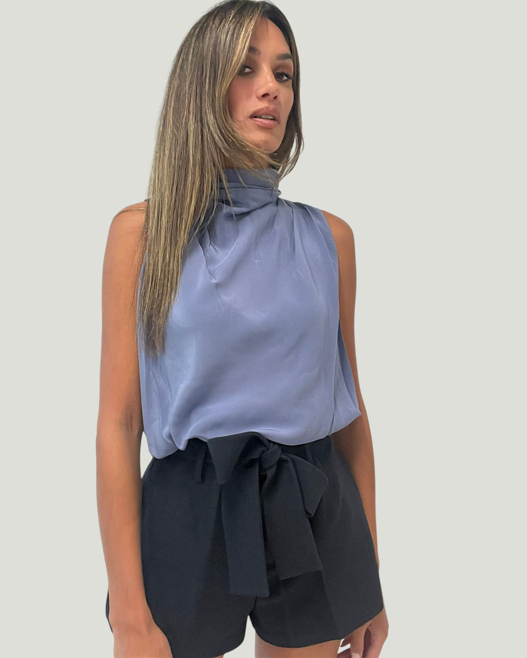 Mademoiselle Ambitious Pia Top, mouwloze zijden top in ochtendblauw met ronde hals – foto 4