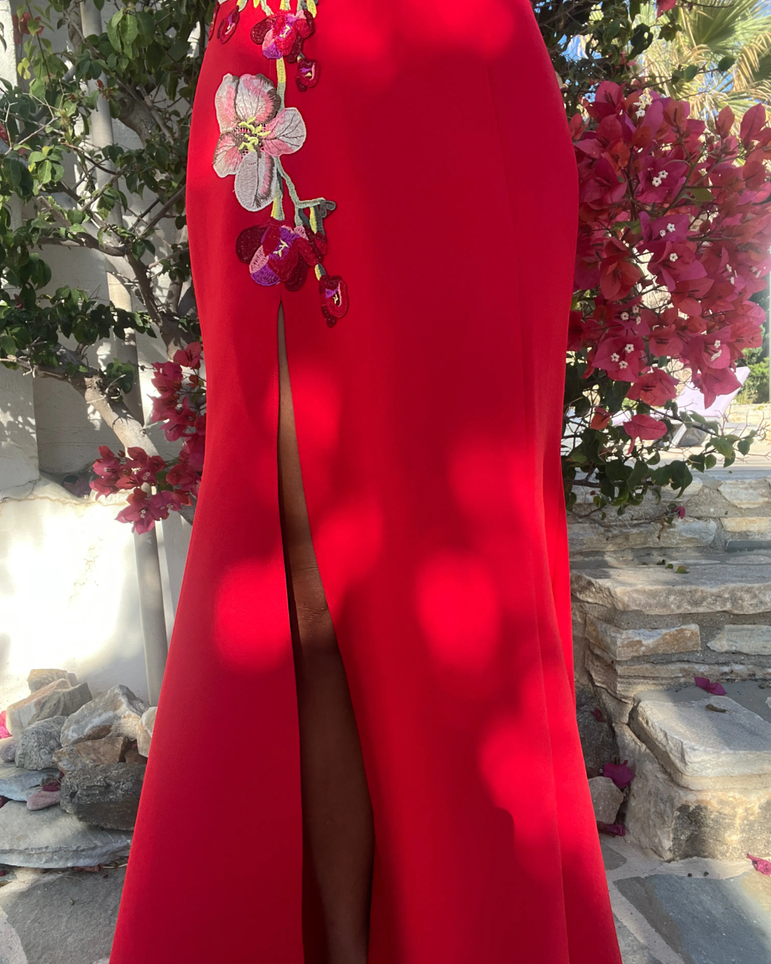 Mademoiselle Ambitious Fleurisca Embroidered Gown in rood met bloemenborduurwerk – foto 4
