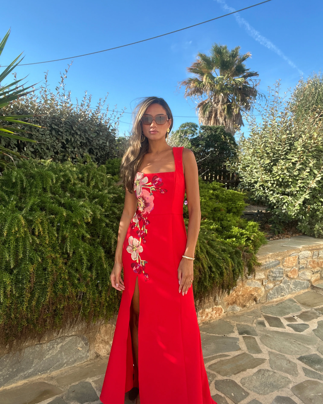 Mademoiselle Ambitious Fleurisca Embroidered Gown in rood met bloemenborduurwerk – foto 3