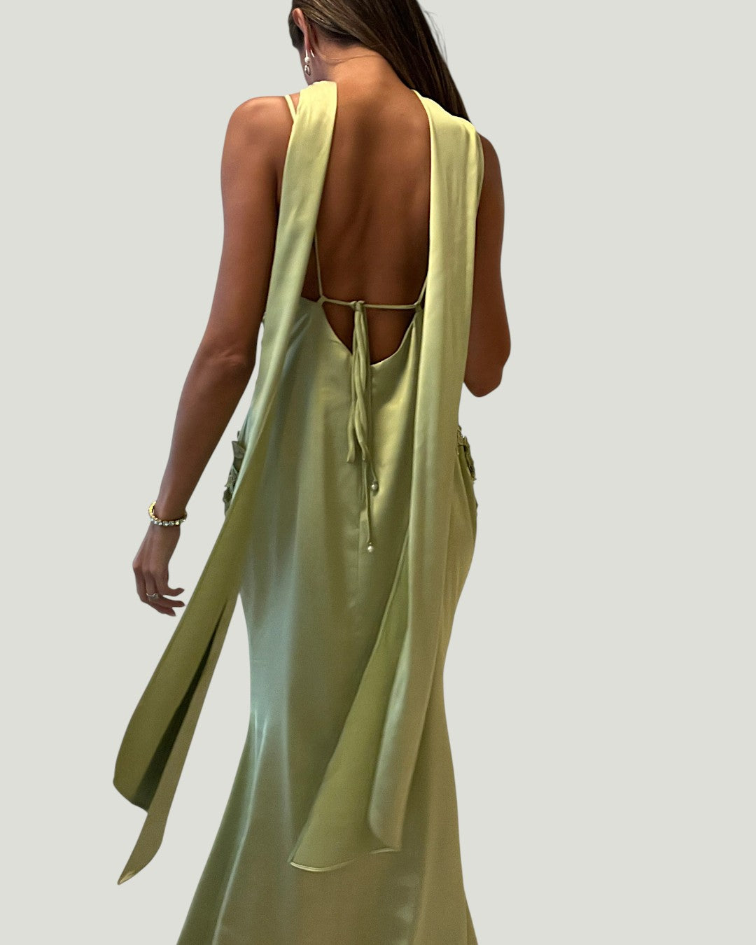 Mademoiselle Ambitious Florea Scarf Gown in pistachegroen satijn – foto 6