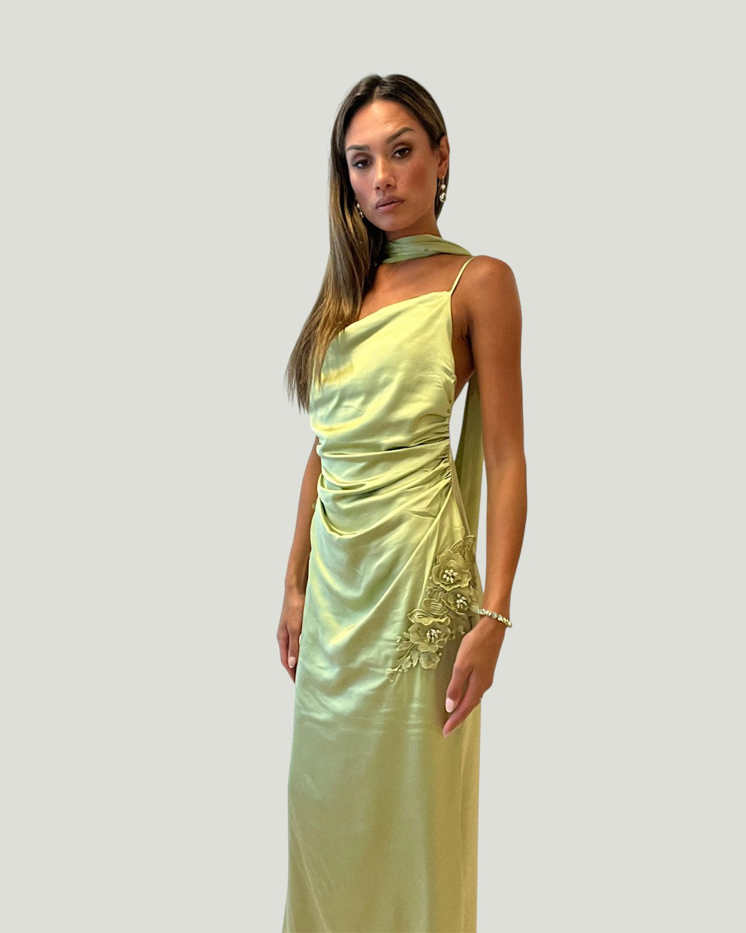 Mademoiselle Ambitious Florea Scarf Gown in pistachegroen satijn – foto 7