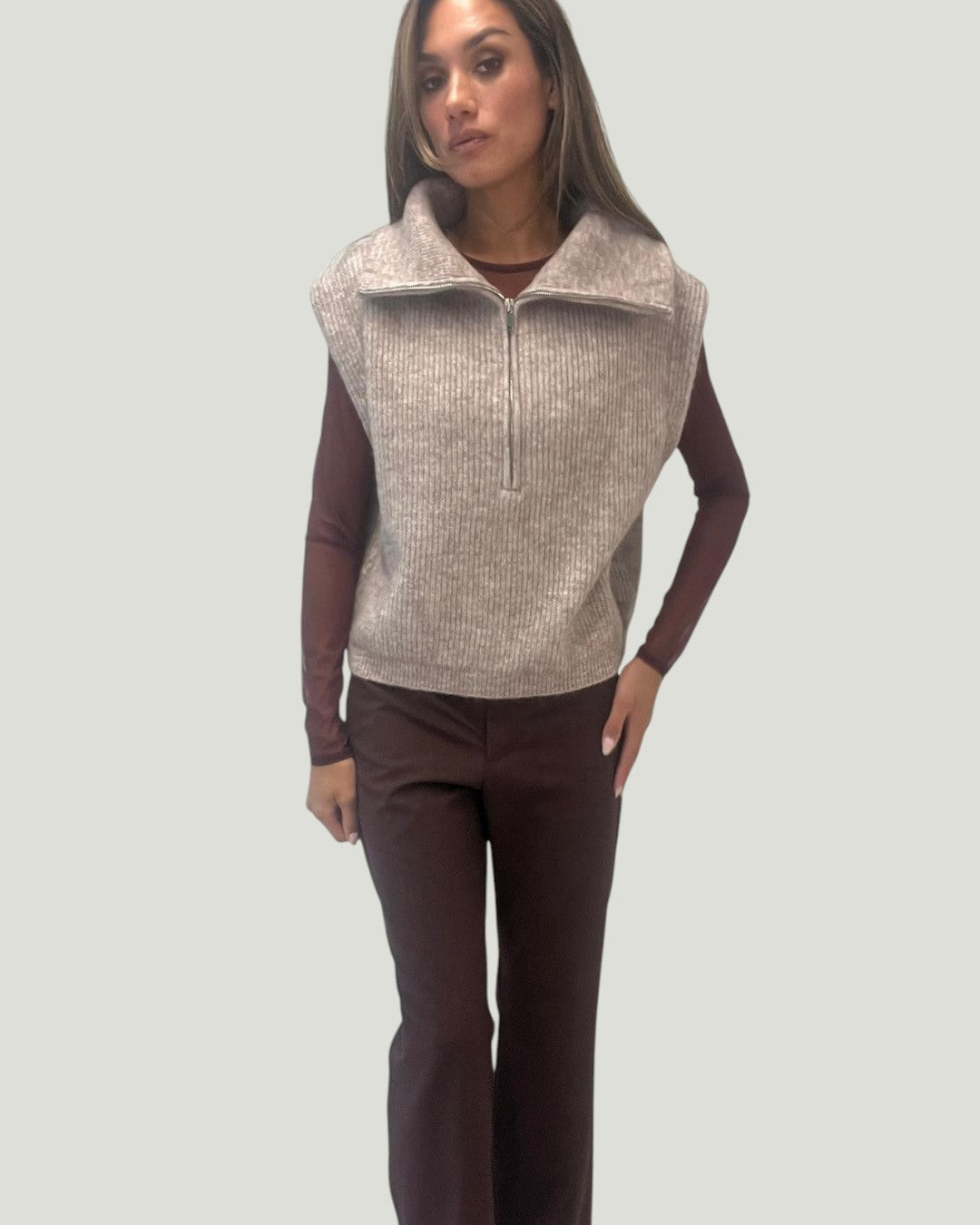 Mademoiselle Ambitious Clotaire Pull, taupe mouwloze gebreide trui in alpaca-wolmix – foto 2