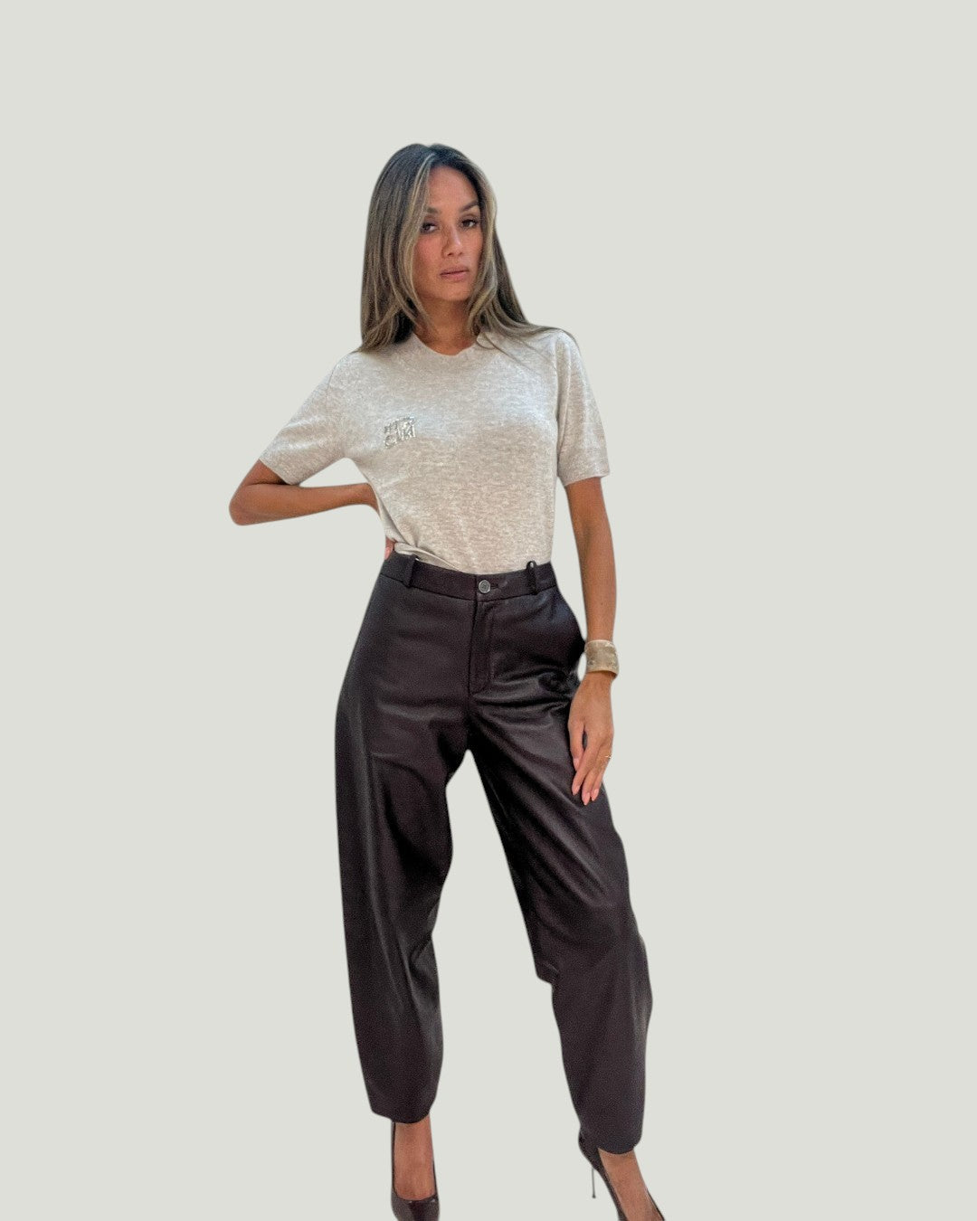 Model draagt Mademoiselle Ambitious Chika blouse in beige merinowol en kasjmier met glinsterend monogram op de borst.