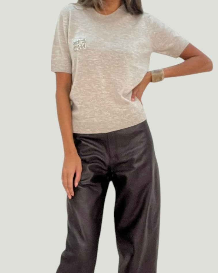 Mademoiselle Ambitious Chika blouse in beige merinowol en kasjmier met glinsterend monogram op de borst