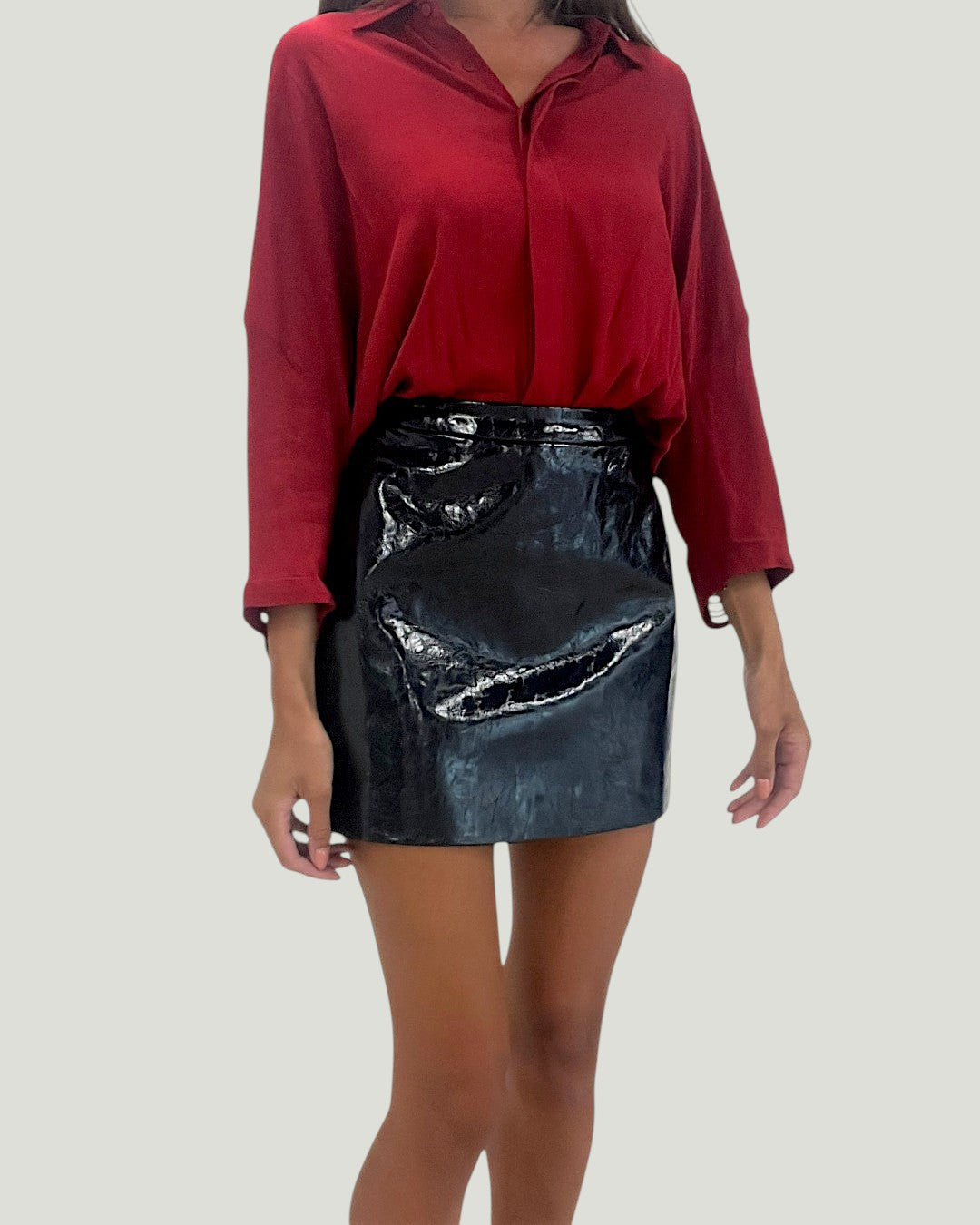 Mademoiselle Ambitious Clara blouse in bordeauxrood met een losse pasvorm en glanzende zwarte rok