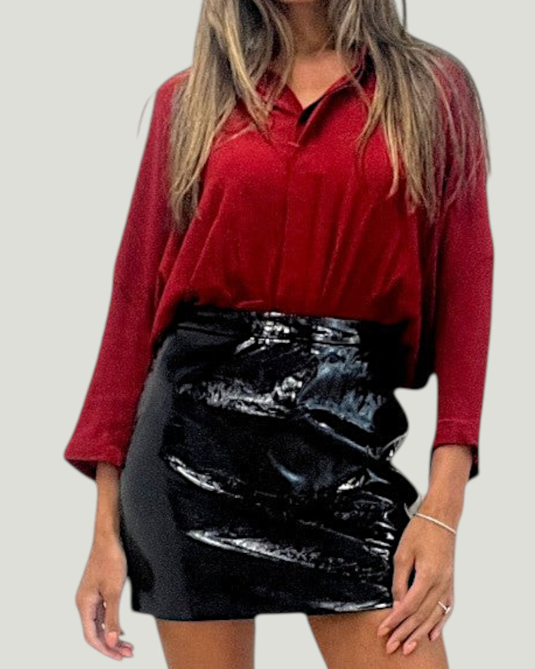 Mademoiselle Ambitious Clara blouse in bordeauxrood met lange mouwen en een losse pasvorm gecombineerd met zwarte rok