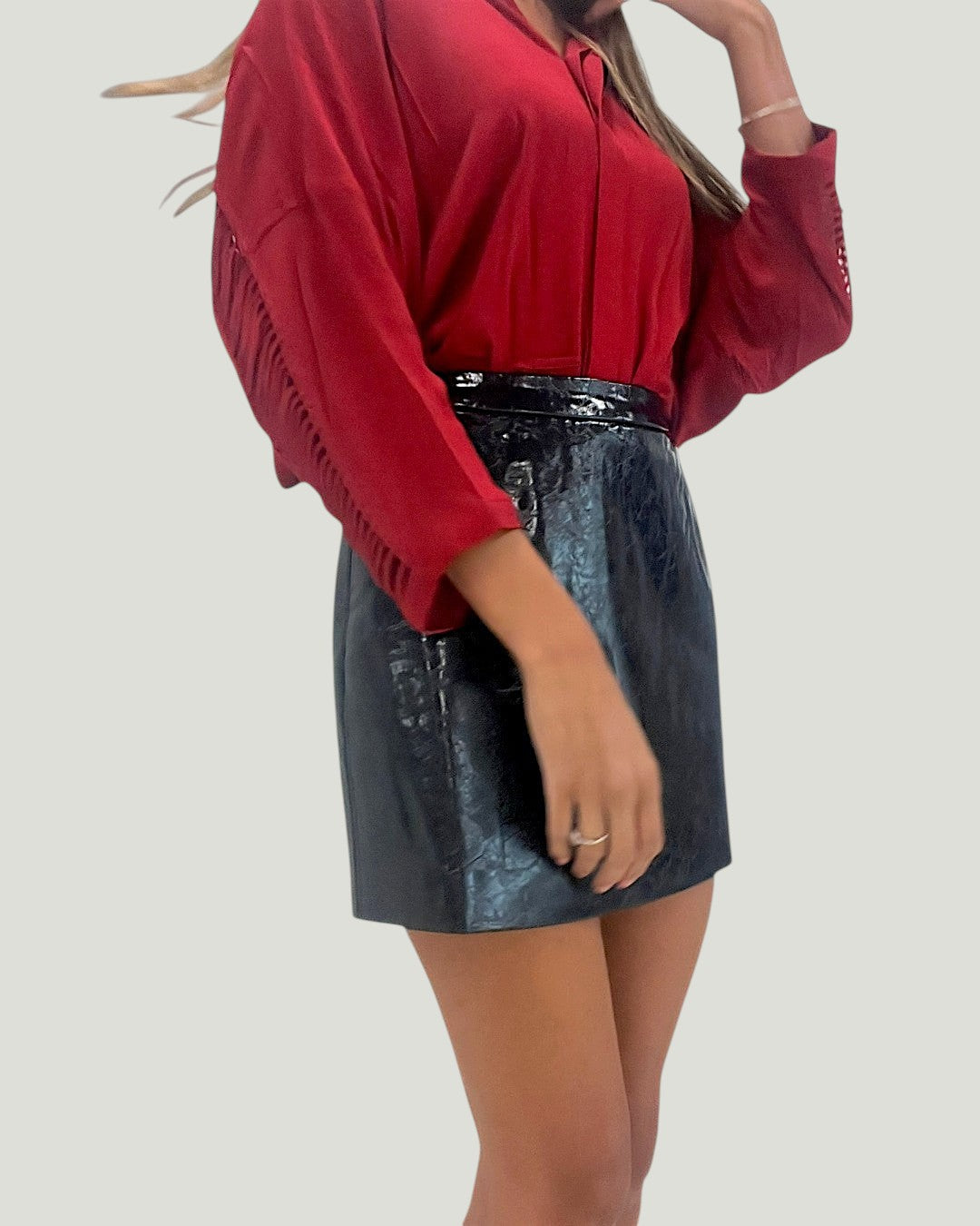 Mademoiselle Ambitious Clara blouse in rood met elegante details gedragen met een zwarte rok