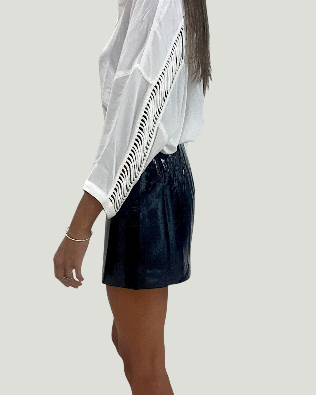 Mademoiselle Ambitious Clara blouse in wit met elegante uitgesneden details op de mouwen en een losse pasvorm