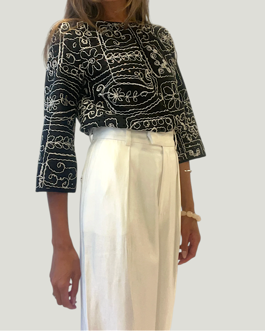 Mademoiselle Ambitious Hanna blouse in zwart met wit borduurwerk en driekwartmouwen gedragen door een model