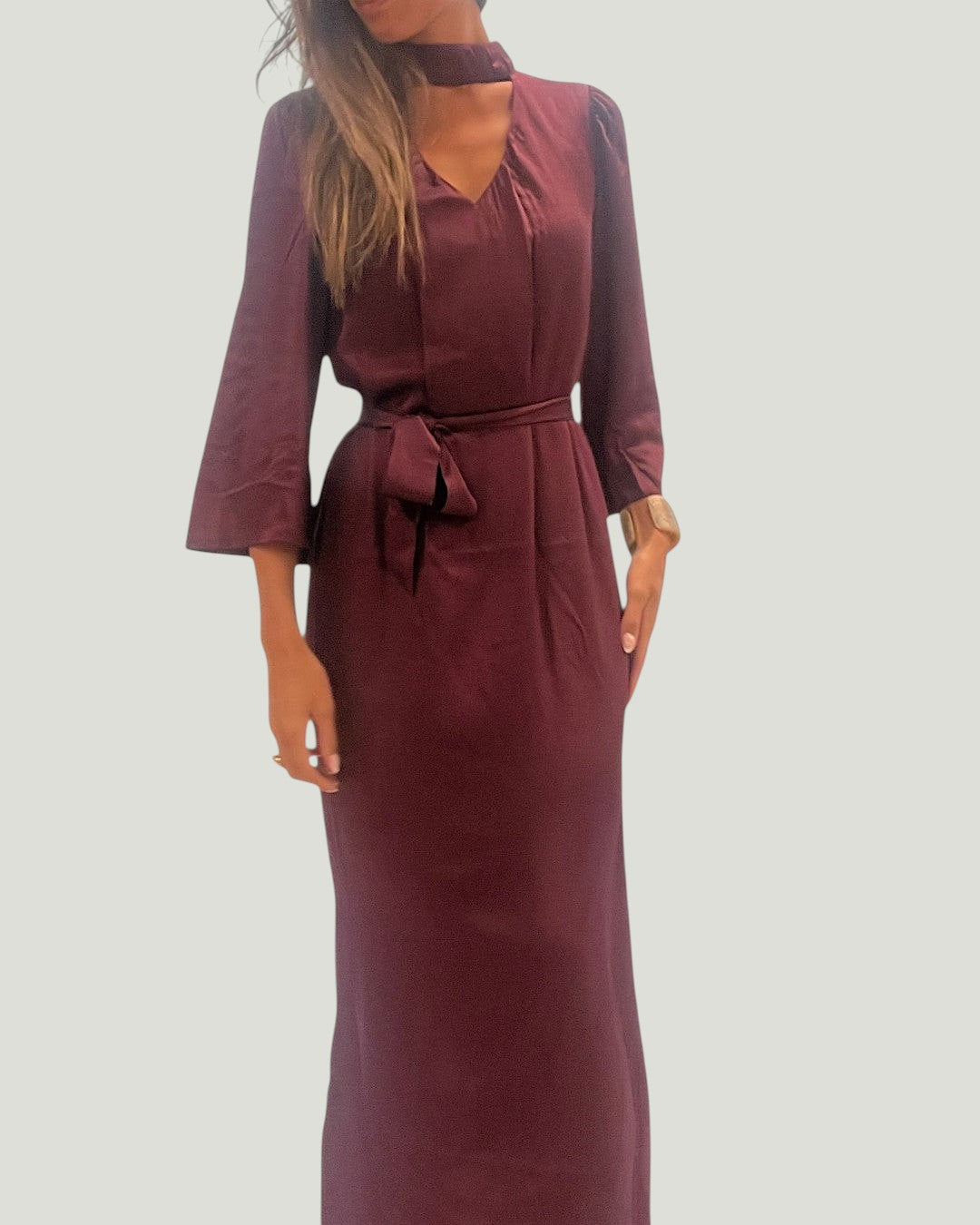 Mademoiselle Ambitious Jassa jurk in glanzend bordeaux met ceintuur, geplooide kraag en lange mouwen.