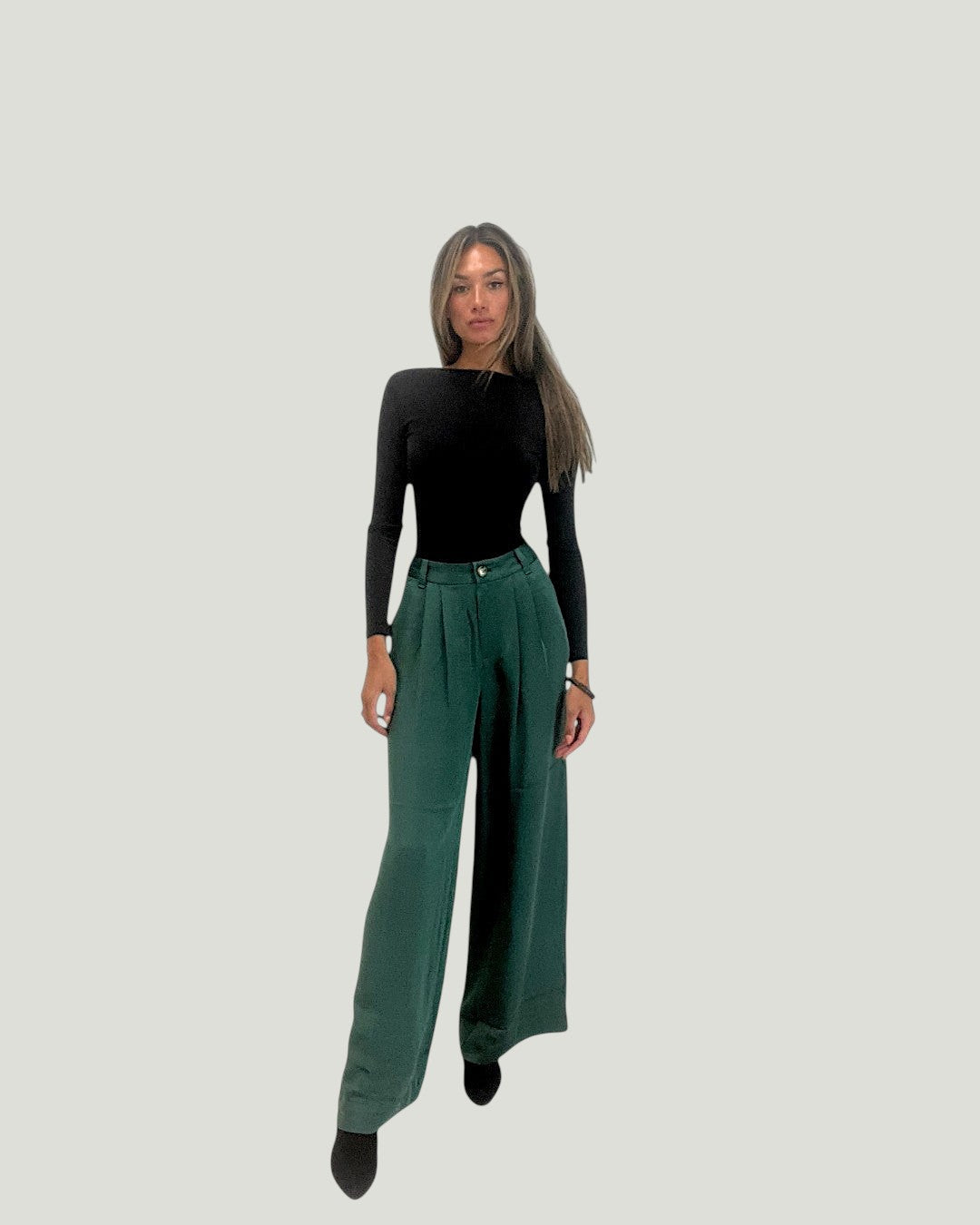 Mademoiselle Ambitious Jones Long Pant in donkergroen met wijde pijpen, gedragen door een model met zwarte top.