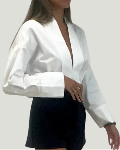 Mademoiselle Ambitious witte Mathilda blouse met diepe V-hals en brede manchetten gedragen door een model