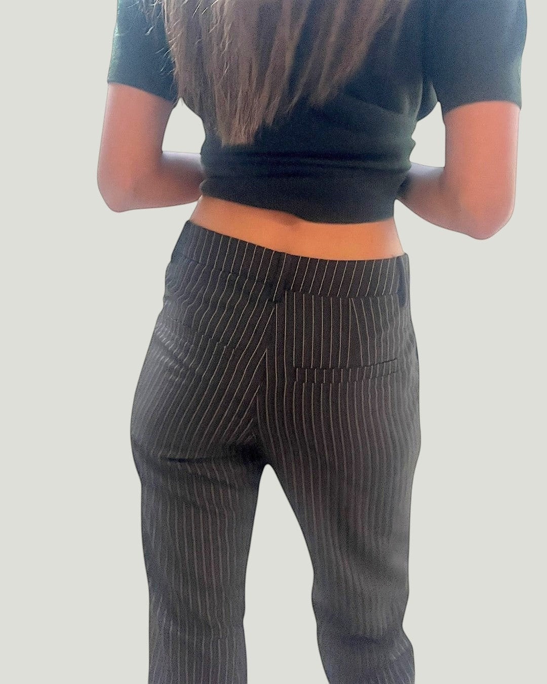 Mademoiselle Ambitious Zaccy broek met krijtstreep in donkerbruin, midden-hoge taille en licht uitlopende pasvorm.