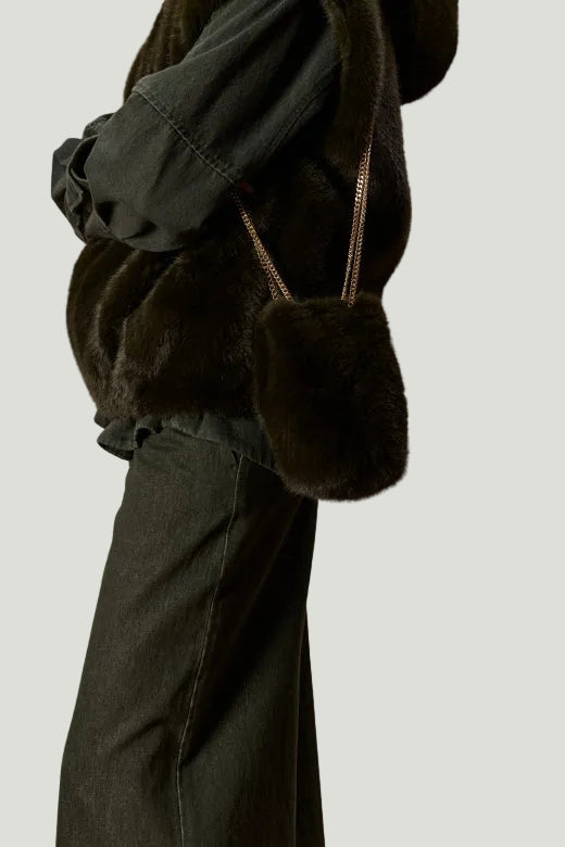Mademoiselle Ambitious Thesy Mini Bag, bucket-tasje in imitatiebont met gouden ketting, khaki of vanille