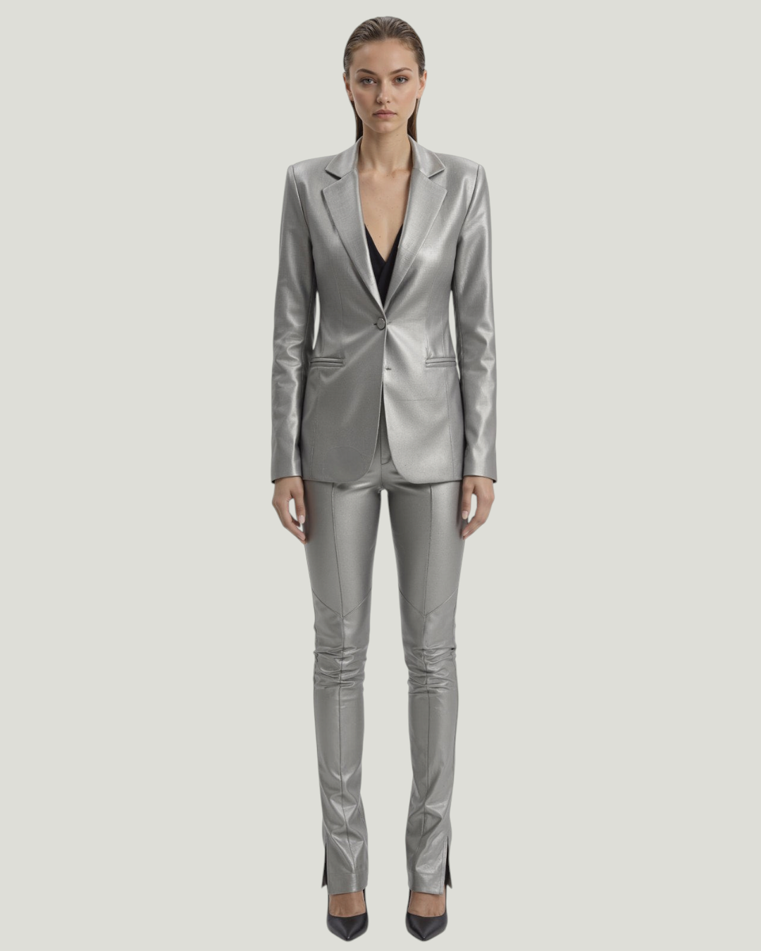 Mademoiselle Ambitious getailleerde zilveren blazer van imitatieleer met één knoop gedragen door een model