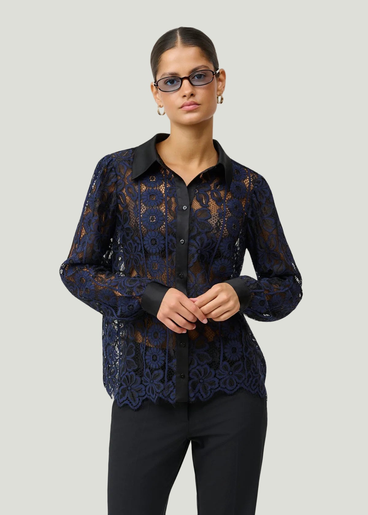 Mademoiselle Ambitious Vilmana Lace Blouse in marineblauw kant – foto 6