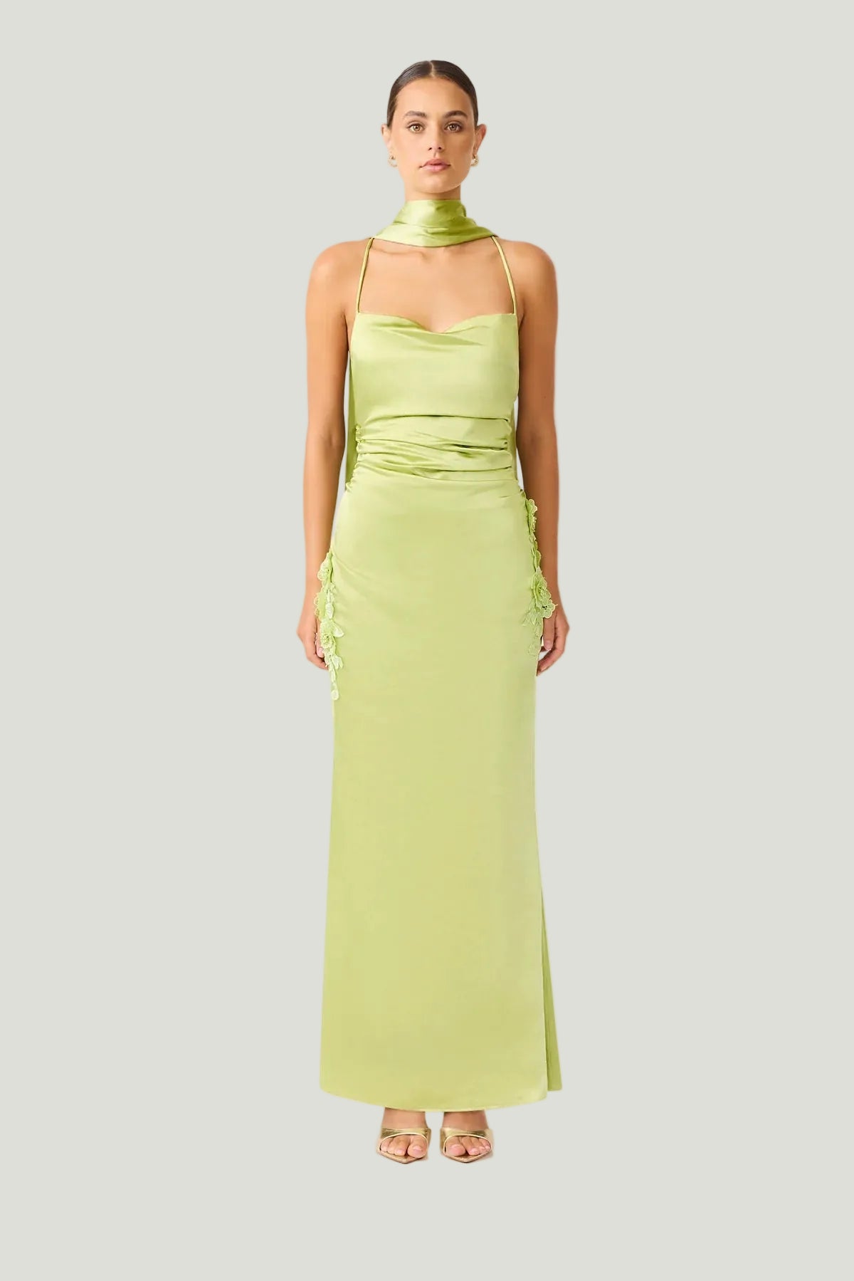 Mademoiselle Ambitious Florea Scarf Gown in pistachegroen satijn – foto 3