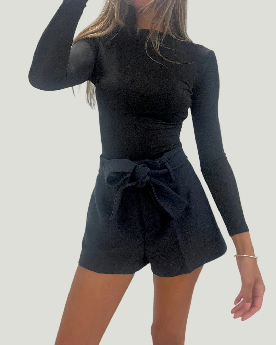 Mademoiselle Ambitious Jeanne Short, zwarte short met hoge taille en riemlussen