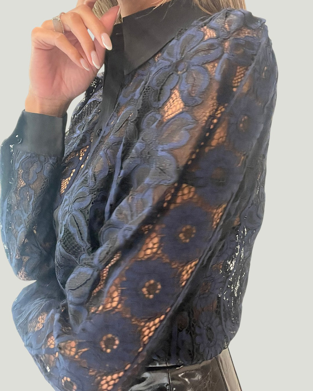 Mademoiselle Ambitious Vilmana Lace Blouse in marineblauw kant – foto 3