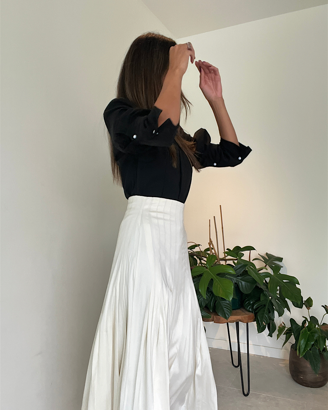 Mademoiselle Ambitious ecru geplooide midirok met hoge taille gecombineerd met een zwart hemd