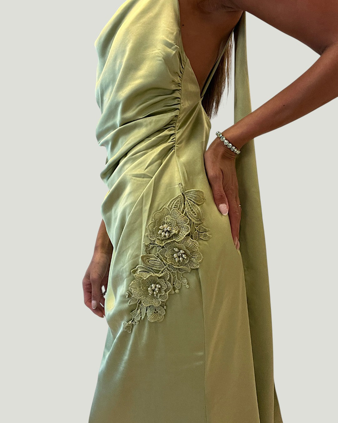 Mademoiselle Ambitious Florea Scarf Gown in pistachegroen satijn – foto 2