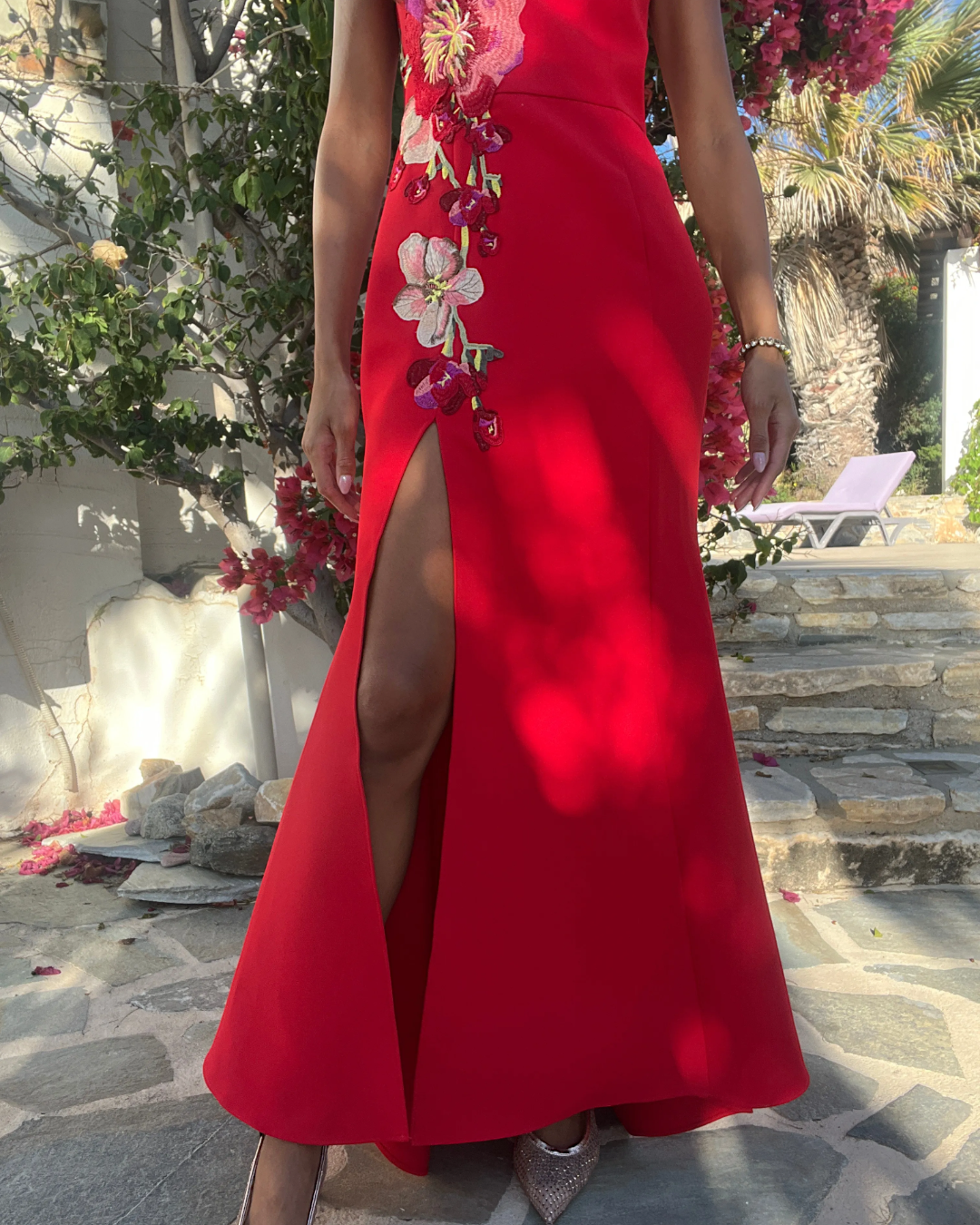 Mademoiselle Ambitious Fleurisca Embroidered Gown in rood met bloemenborduurwerk – foto 5
