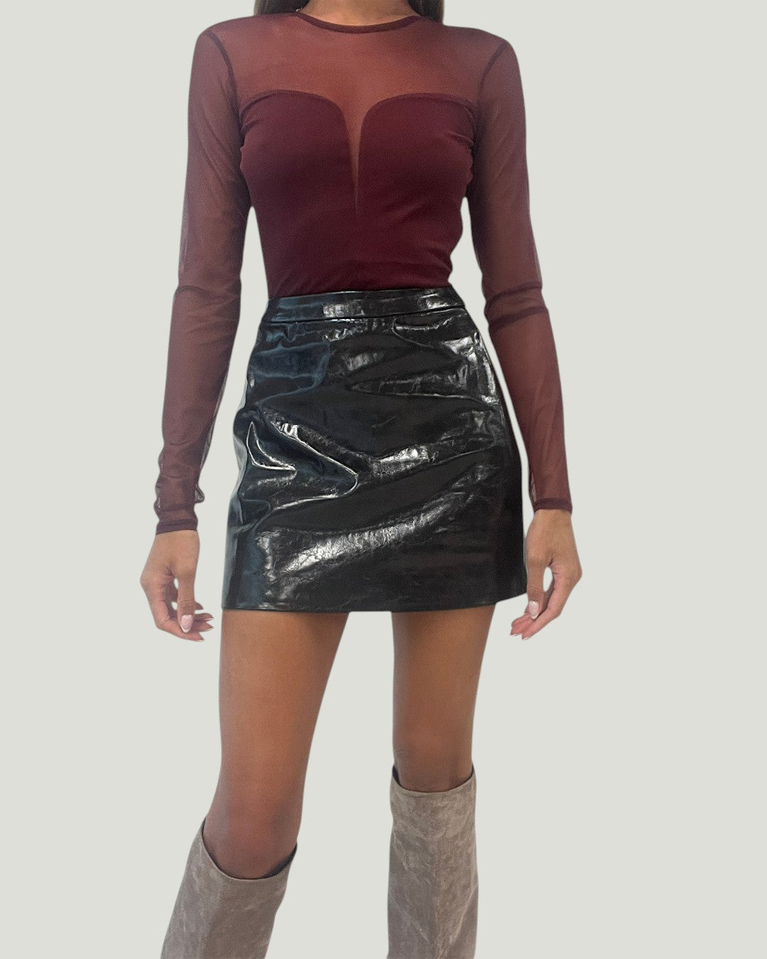 Mademoiselle Ambitious Basile minirok in zwart glanzend PU-materiaal met een aansluitende pasvorm