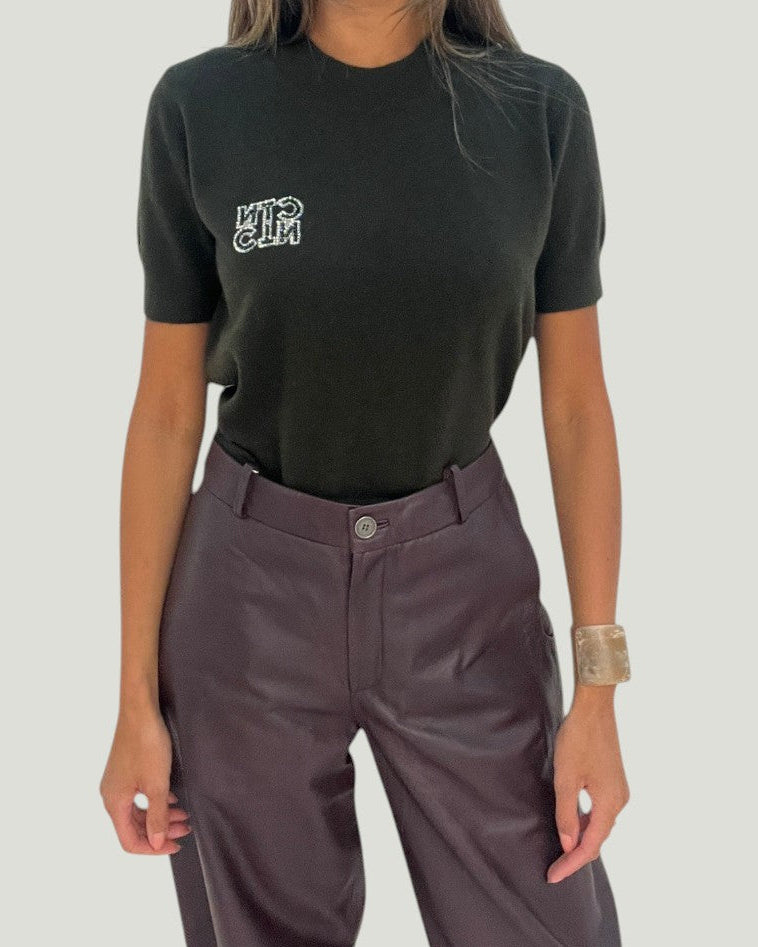 Mademoiselle Ambitious Chika blouse in donkergroen gebreid merinowol en kasjmier met glinsterend monogram op de borst