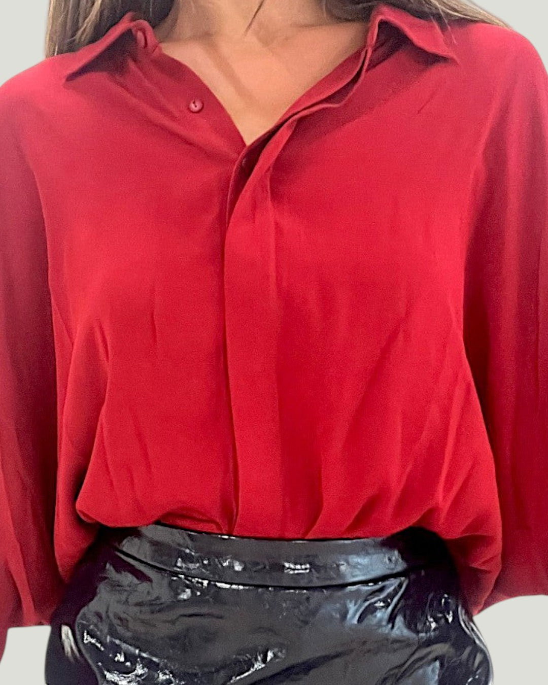 Mademoiselle Ambitious Clara blouse in rood met een losse pasvorm en klassieke kraag