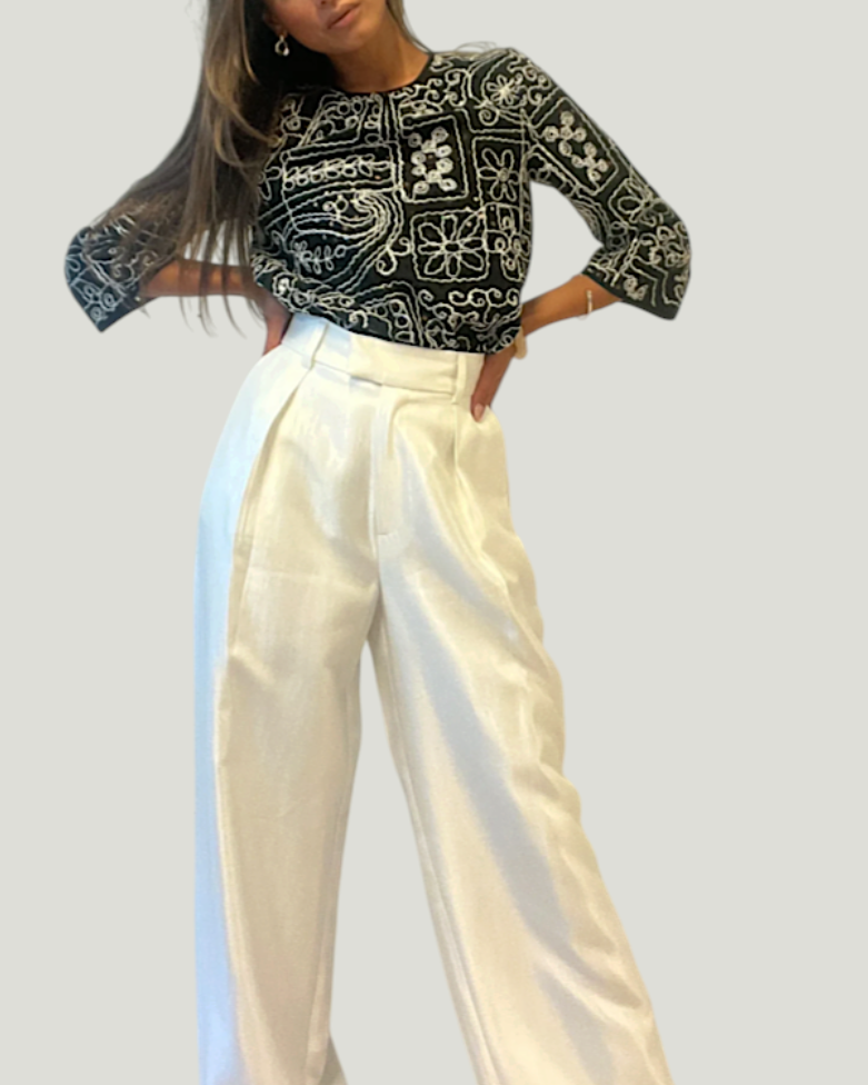 Mademoiselle Ambitious Hanna blouse in zwart met wit patroon, gecombineerd met een witte pantalon