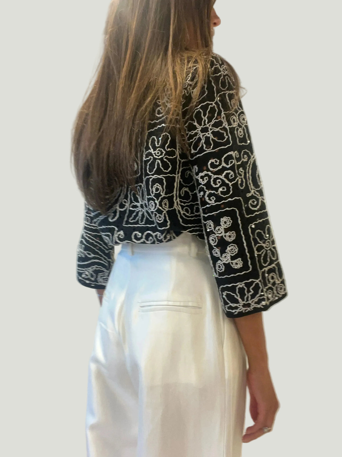 Mademoiselle Ambitious Hanna blouse in zwart met wit geborduurd bloemmotief en driekwartmouwen