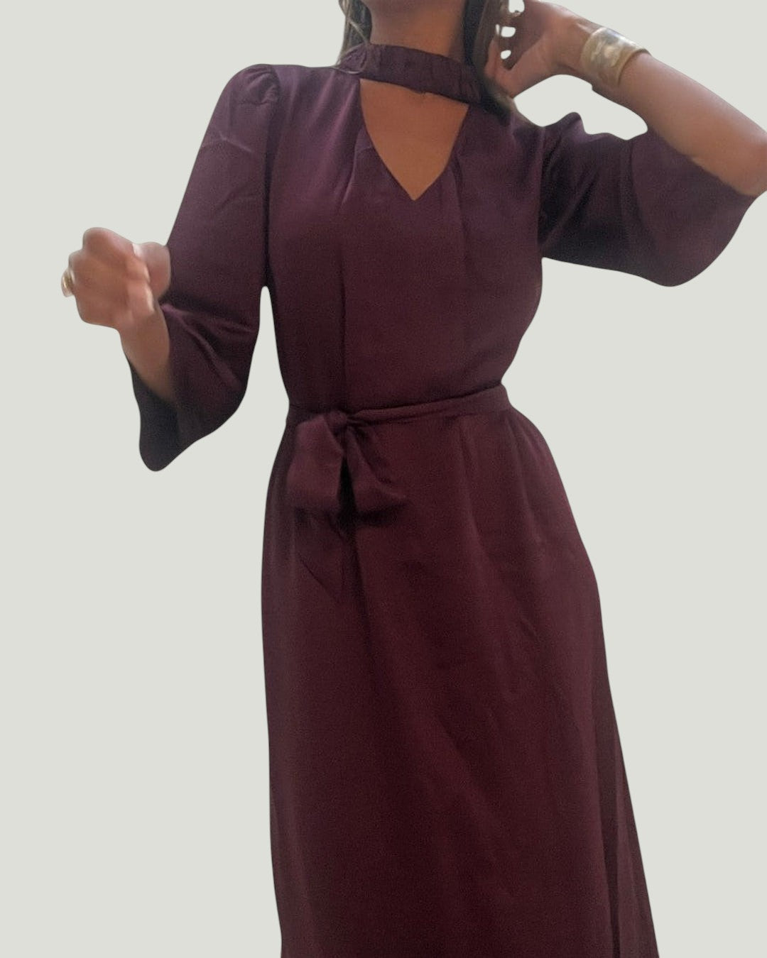 Mademoiselle Ambitious Jassa jurk in glanzend bordeaux met geplooide kraag, ceintuur en elegante relaxte pasvorm.