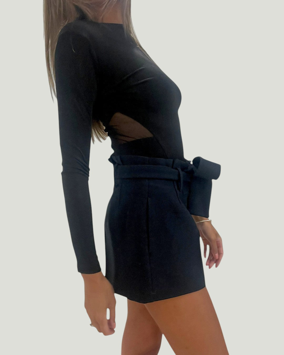 Mademoiselle Ambitious Jeanne short in zwart met strikceintuur en een verzorgde, casual uitstraling