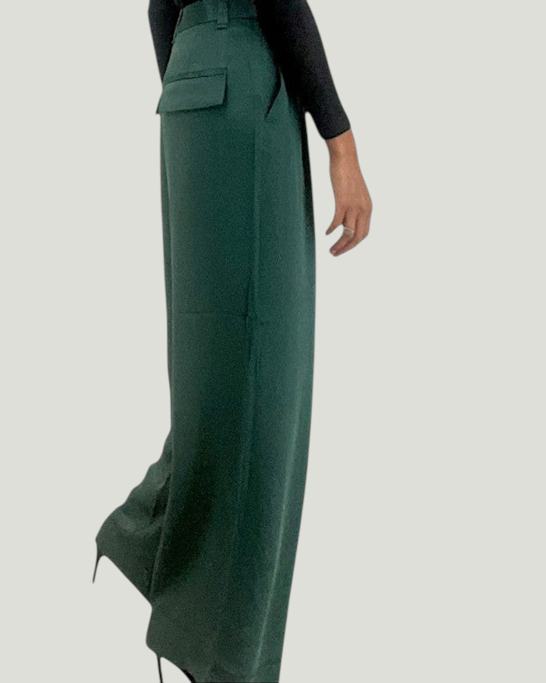 Mademoiselle Ambitious Jones Long Pant in donkergroen, gemaakt van een luxe zijdemix met een normale pasvorm.