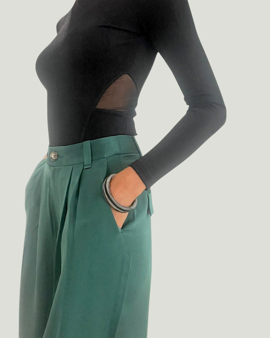 Mademoiselle Ambitious Jones Long Pant in groen, gemaakt van een luxe zijdemix met een comfortabele normale pasvorm.