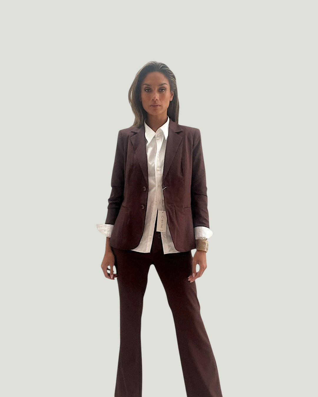 Model draagt Mademoiselle Ambitious Khloe blazer in donkerbruin met getailleerde pasvorm en witte blouse
