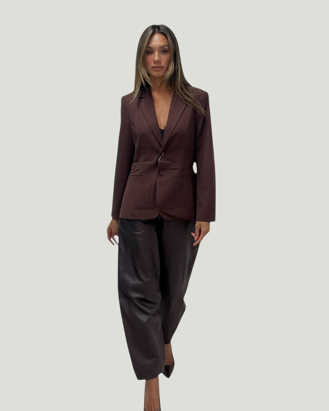 Mademoiselle Ambitious Khloe blazer in bruin met een getailleerde pasvorm en knoopsluiting gedragen door een model.
