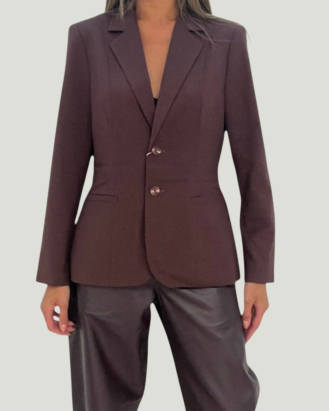 Mademoiselle Ambitious Khloe blazer in donkerbruin met een getailleerde pasvorm en twee knopen