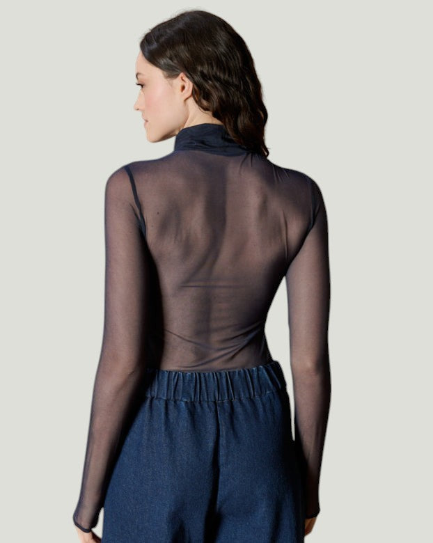 Mademoiselle Ambitious Lulaby top in azuurblauw met lange mouwen en transparante mesh stof, rugaanzicht