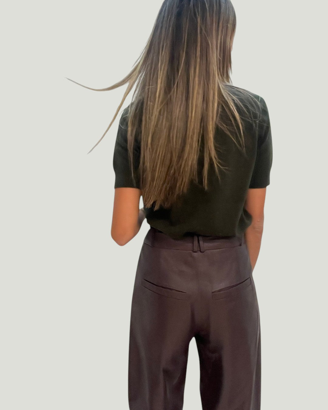 Mademoiselle Ambitious Nisaki leren broek in donkerbruin met gepaspelde achterzakken, gezien van achteren.