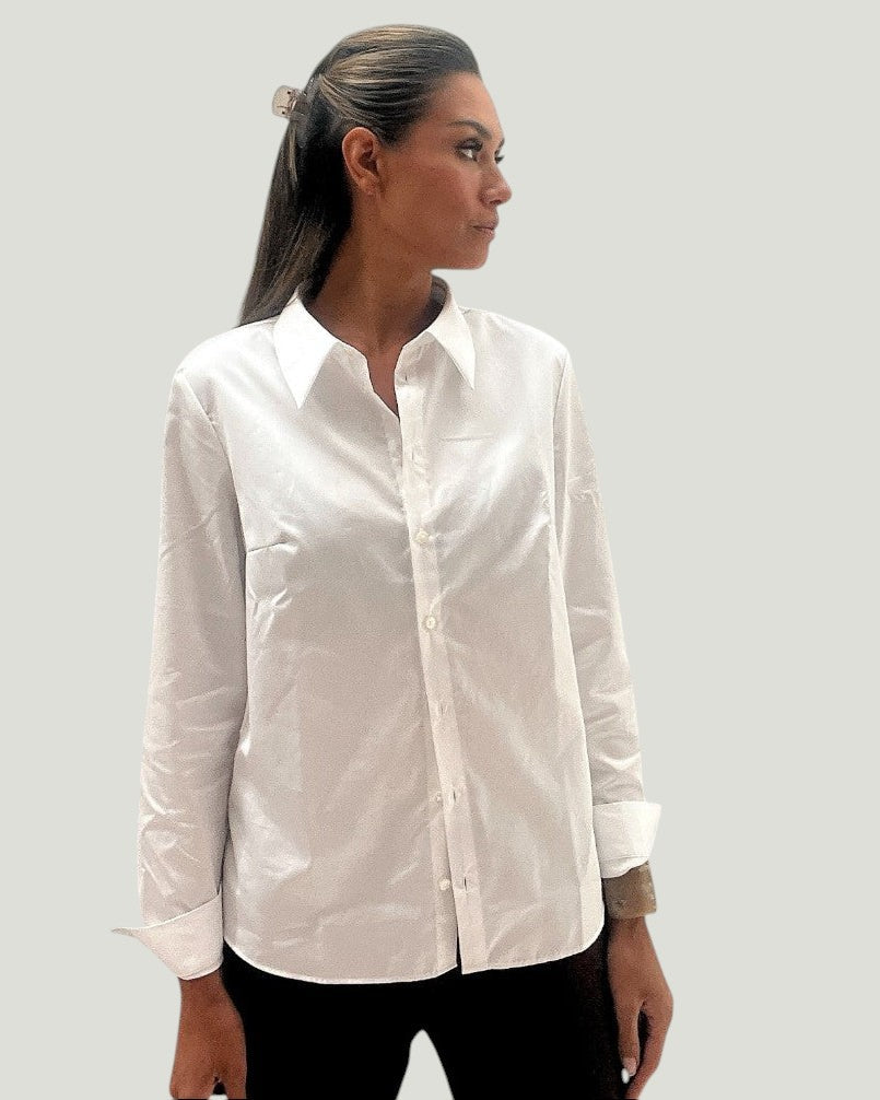 Mademoiselle Ambitious Elle Shirt L/S in wit katoen met klassieke boord en lange mouwen gedragen door een model